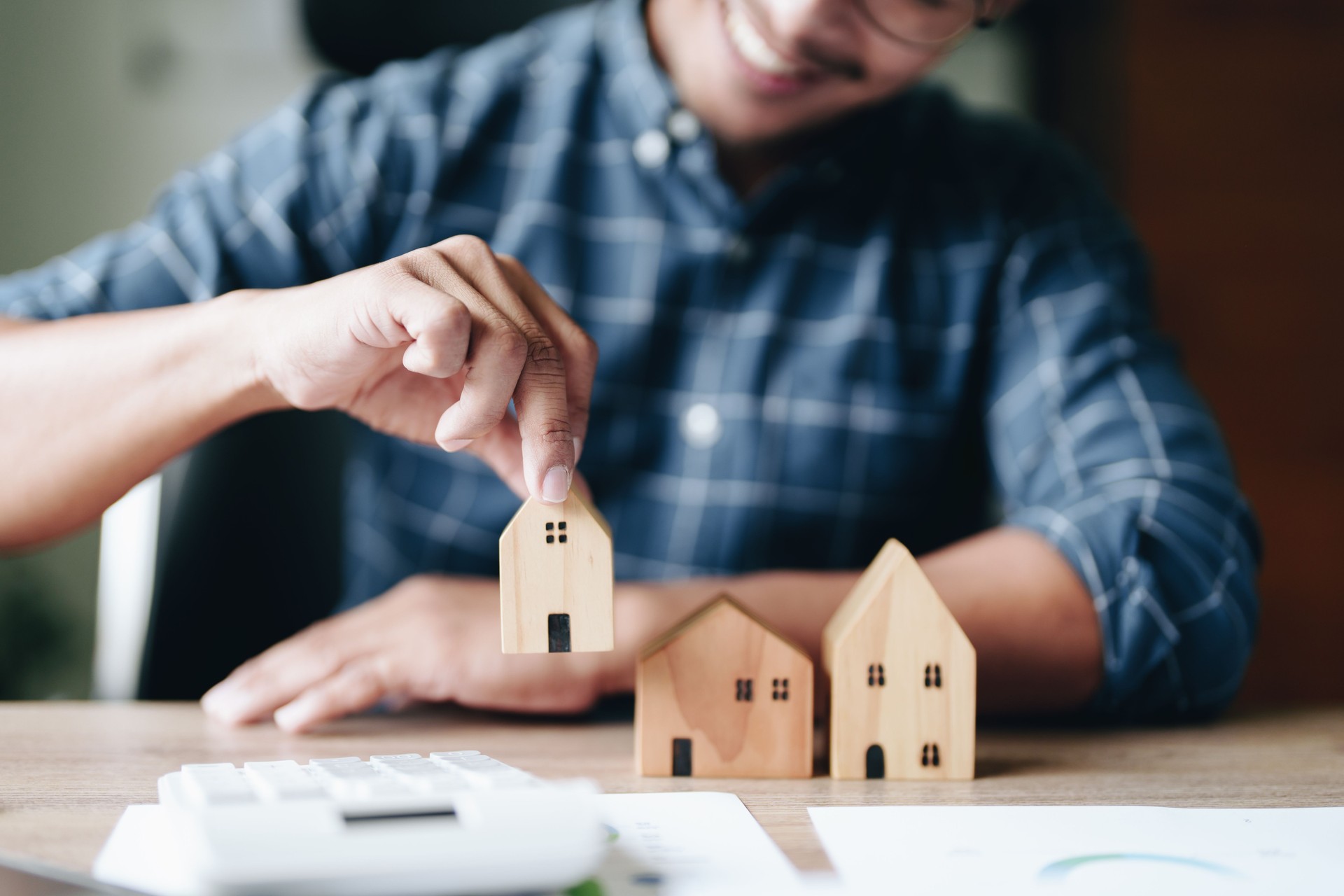 Entrepreneurs, business owners, accountants, real estate agents, A young man using a calculator to calculate his home budget to assess the risks of investing in real estate