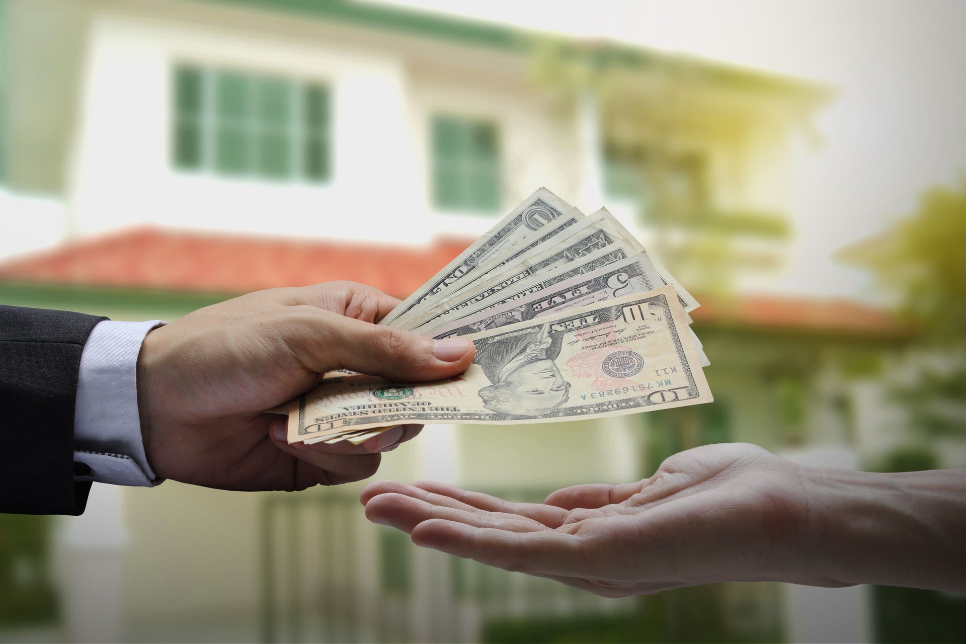 Pay the US dollar , Hand use dollar money.